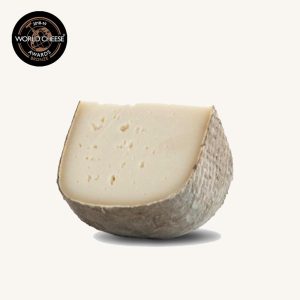 Muntanyola Garrotxa artisan cured goat´s cheese, wedge 300 gr